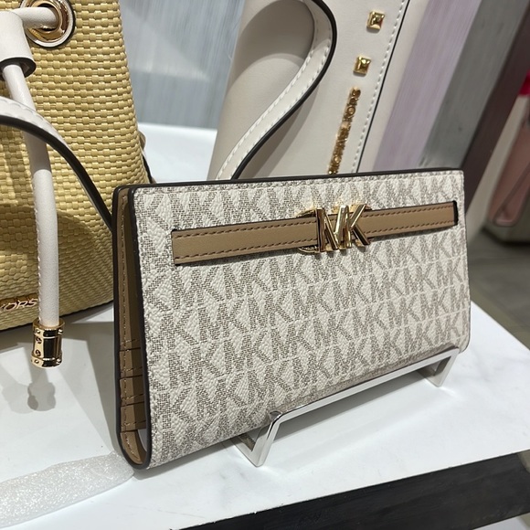 MICHAEL KORS
Reed Large Snap Signature Wallet
Style: 35S3G6RE3B
Camel Multi 
NWT - Picture 16 of 16